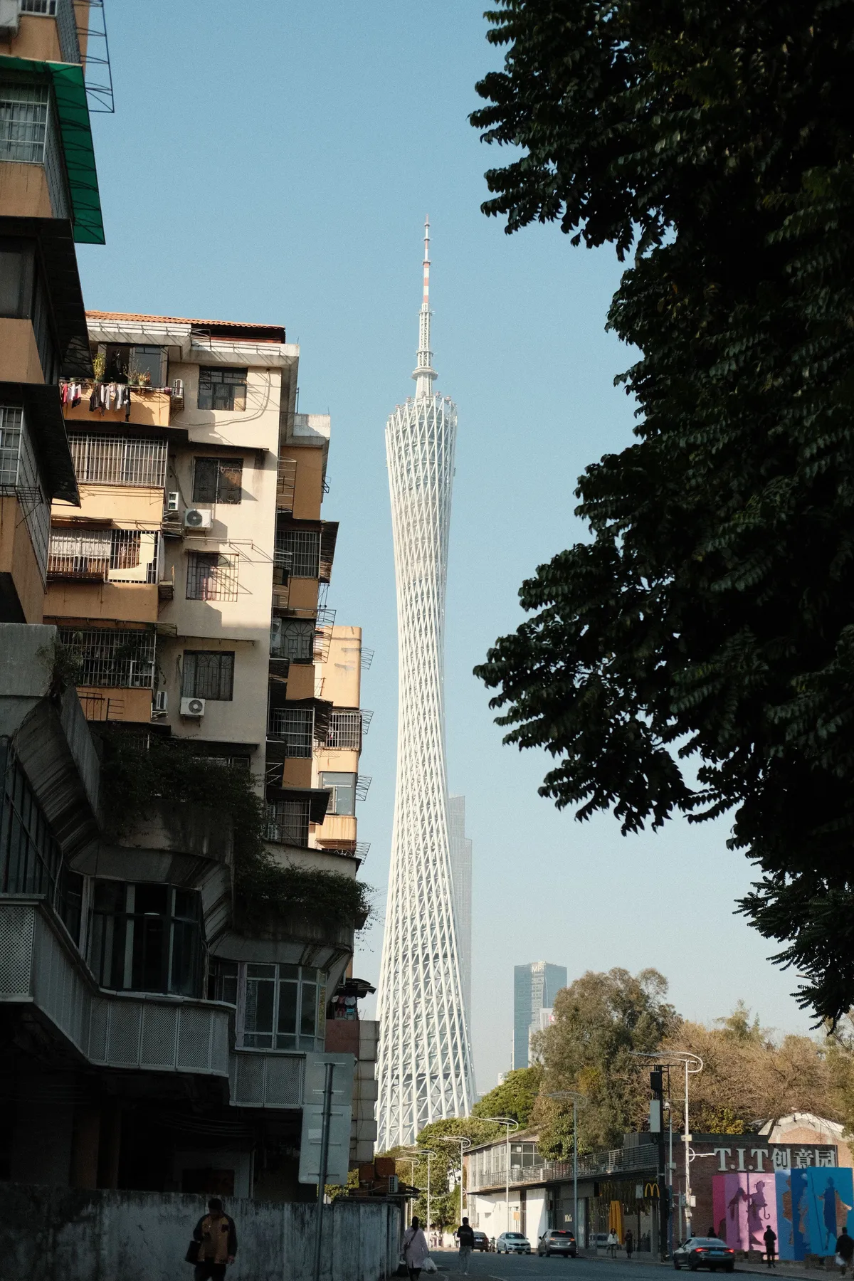Calle residencial de Guangzhou con la Torre de Cantón al fondo.